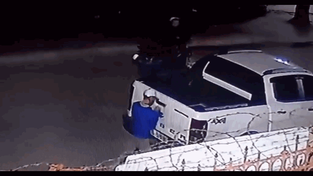 Video: Đang hì hục cạy logo xe hơi, 2 tên trộm bị chủ xe lao ra truy đuổi