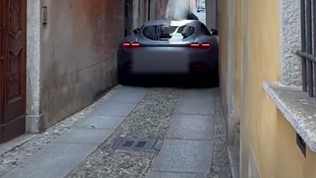 Video: Tài xế tính toán sai làm, siêu xe Ferrari mắc kẹt trong ngõ nhỏ