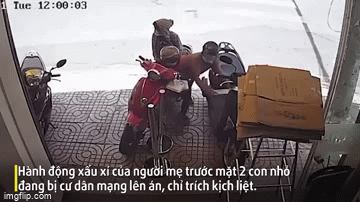Video: Người phụ nữ chở 2 bé gái vẫn cố nhoài người bê trộm thùng sữa