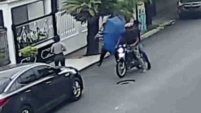 Video: Bị cướp bất ngờ, nam thanh niên có màn phản đòn cực gắt khiến đối thủ tháo chạy