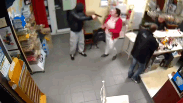 Video: Bị cướp rút súng đe dọa, chủ tiệm bình tĩnh nhờ người bế con rồi phản đòn cực gắt