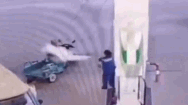 Video: Cố tình hút thuốc ở cây xăng, người đàn ông nhận bị nữ nhân viên "xử đẹp"