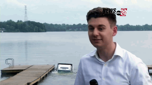 Video: Đang dẫn bản tin, phóng viên vô tình ghi được cảnh ô tô chìm xuống hồ