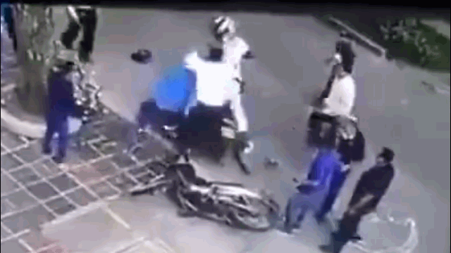 Video: Cướp điện thoại, thanh niên bị dân vây bắt giữa phố