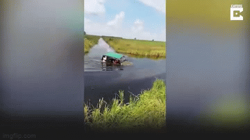 Video: Xe "đồng nát" từ thời Liên xô vẫn có thể lội băng băng qua mương nước sâu 2m
