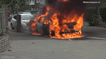 Video: Xe điện Volkswagen bất ngờ bốc cháy kinh hoàng trên phố