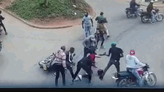 Video: Nam thanh niên bị 14 người tấn công rồi cướp tài sản giữa phố
