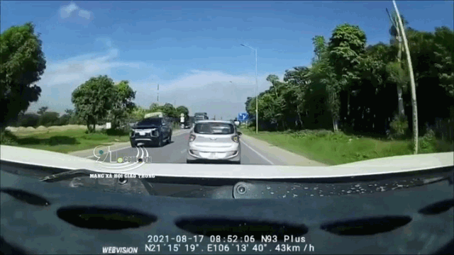 Camera giao thông: Dừng đột ngột, ô tô con bị tông biến dạng