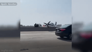 Video: Máy bay rơi xuống xa lộ tại Mỹ, đè trúng nhiều ô tô đang lưu thông