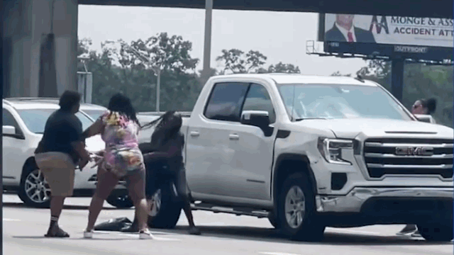 Camera giao thông: Người đi đường phá cửa kính ô tô, giải cứu người đàn ông bên trong