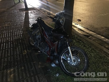 tin tuc tai nan giao thong sang 39 di nhau ve hai thanh nien lao xe may len via he tong vao goc cay luc rang sang