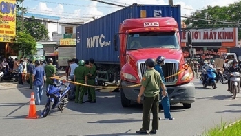 Tin tức tai nạn giao thông sáng 5/9:  Container ôm cua tại ngã ba, cán 2 cô gái tử vong thương tâm