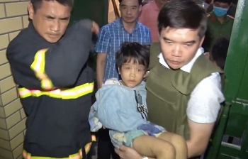 Tin tức 24h trong ngày mới nhất: Bé gái 6 tuổi bị bố và người tình giam giữ, đánh đập dã man đến gãy cánh tay