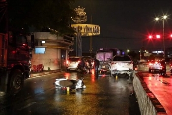 Tình hình tai nạn giao thông sáng 7/9: Ô tô 7 chỗ bất ngờ lao vào dòng xe đang chờ đèn đỏ trên đường phố Sài Gòn