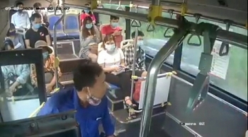 Video: Nam hành khách buông lời mạt sát, nhổ nước bọt vào mặt nhân viên xe buýt vì bị nhắc đeo khẩu trang
