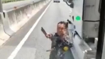 Tin tức tai nạn giao thông (TNGT) chiều 8/9: Tài xế container cầm dao chặt gương xe khách trên cao tốc TP.HCM - Trung Lương
