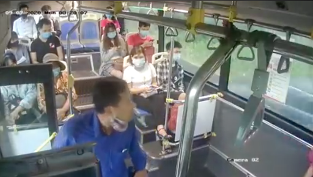 thong tin xa hoi trong ngay cong ty xe buyt de nghi cong an xu ly nguoi dan ong phun bot vao nu phu xe