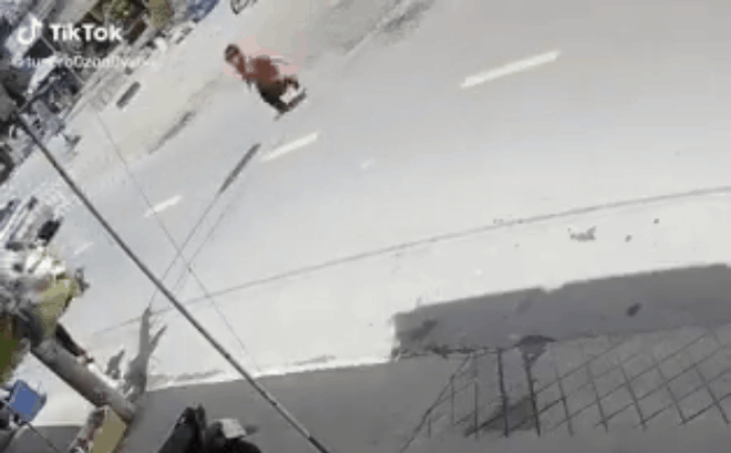 Camera giao thông: Cậu bé lao như bay qua đường khiến người đàn ông đi xe máy ngã văng