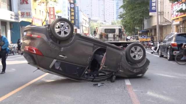Camera giao thông: Nữ tài xế mất lái, ô tô 