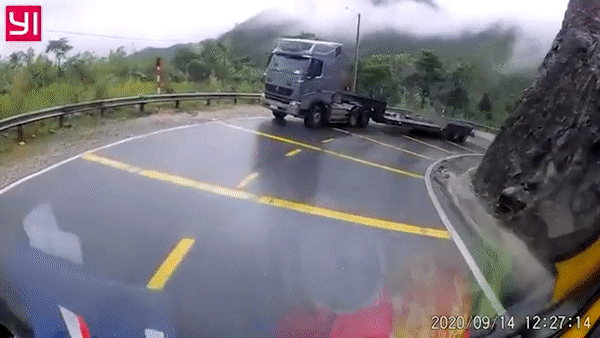 Tai nạn giao thông chiều 14/9: Xe tải mất lái lao thẳng vào xe đầu kéo trên đèo Bảo Lộc