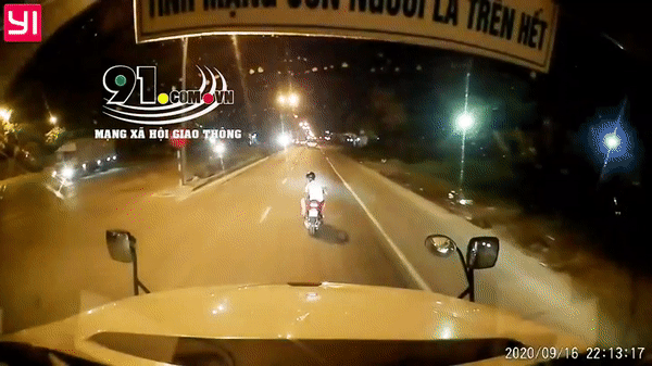 Tai nạn giao thông chiều 17/9: Nam thanh niên chạy xe máy liên tục lạng lách đánh võng 
