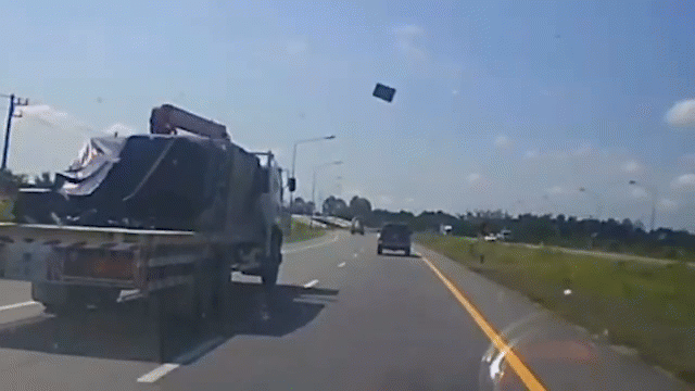 Camera giao thông: Cửa xe tải rơi trên cao tốc xuyên thủng kính sau, tài xế sốc nặng nhưng cố gượng tấp vào lề đường
