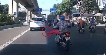 Camera giao thông: "Sốc nặng" với màn 'giơ chân' xin sang đường của nữ tài xế