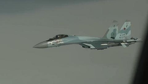 Video: Su-35 Nga nghiêng mình khoe bụng đầy vũ khí, Gripen Thụy Điển vội vã rời đi