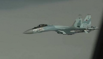 Video: Su-35 Nga nghiêng mình khoe bụng đầy vũ khí, Gripen Thụy Điển vội vã rời đi