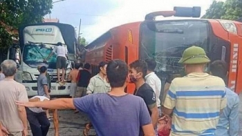 tai nan giao thong chieu 189 xe tai lui tu xuong sua chua bat ngo va trung xe khach 2 nguoi bi thuong nang