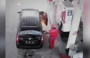 camera giao thong o to phat no va boc chay du doi khi dang do xang tai xe voi nhay ra ngoai thoat than