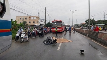 tai nan giao thong sang 209 thieu nu bi xe khach can qua nguoi tu vong sau va cham lien hoan