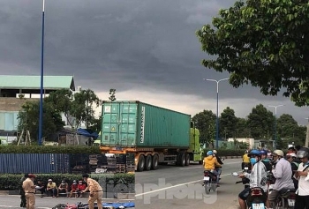 tai nan giao thong chieu 209 va cham voi xe container hai nguoi dan ong chet tai cho
