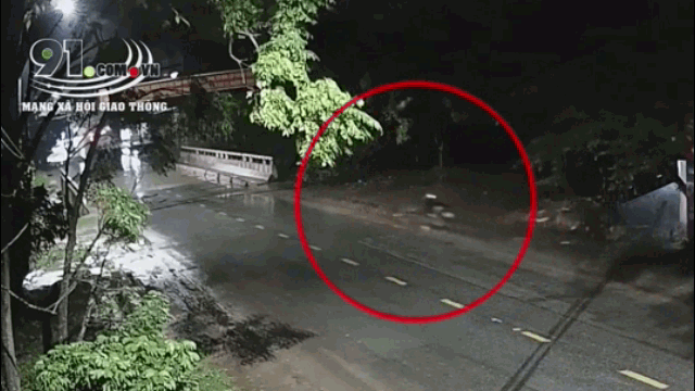 Camera giao thông: Tự tông vào thành cầu, nam thanh niên tử vong thương tâm trong đêm