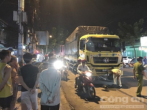 Tai nạn giao thông sáng 24/9: Cha đón con đi học về, bị xe tải cuốn vào gầm tử vong thương tâm