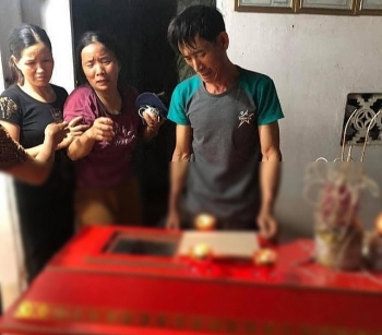 ha noi mot thanh nien bi set danh tu vong trong khi dung dien thoai dang sac pin