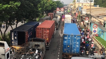 Tai nạn giao thông chiều 25/9: Hai xe container tông nhau ở TP.HCM, giao thông ùn tắc 5km