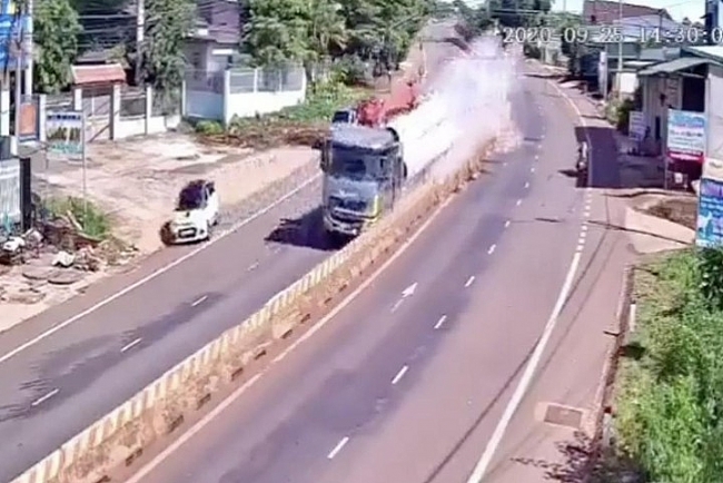 Camera giao thông: Xe đầu kéo 'phóng như bay' húc văng ô tô, 3 người nhập viện