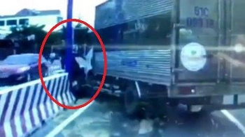 Camera giao thông: Ném đá vào xe tải, người đàn ông đi xe máy ngay lập tức nhận trả đũa