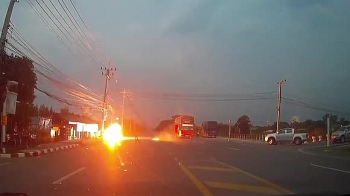 Camera giao thông: Chạm vào đường dây điện bị đứt, xe máy chở hai thầy trò phát nổ kinh hoàng