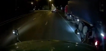 Camera giao thông: Thiếu quan sát, nam thanh niên suýt gặp nạn dưới bánh xe container