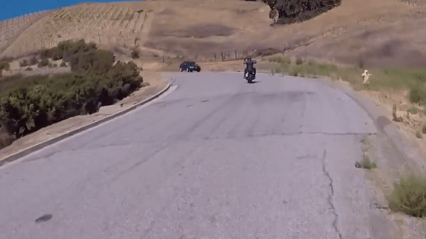 Camera giao thông: Ô tô mất lái đâm trực diện mô tô, hất tung tài xế lên nóc