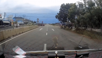 Tai nạn giao thông sáng 28/9: Xe cứu thương suýt tông vào máy cày đang sang đường