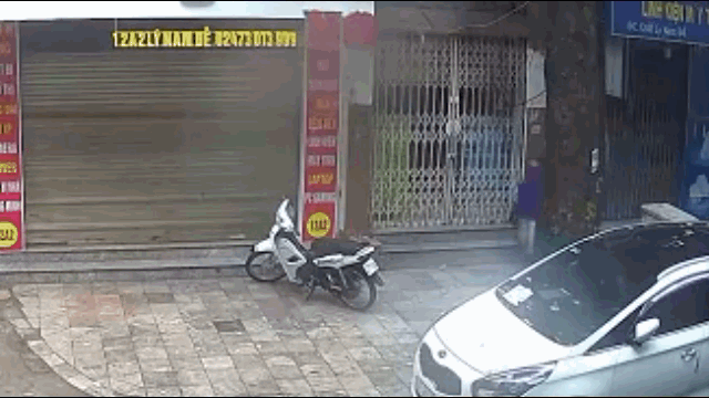 Video: Hai thanh niên bẻ khóa, trộm xe máy 