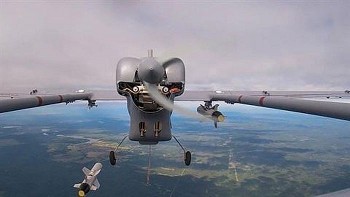 nga lan dau su dung uav forpost nem bom tan cong