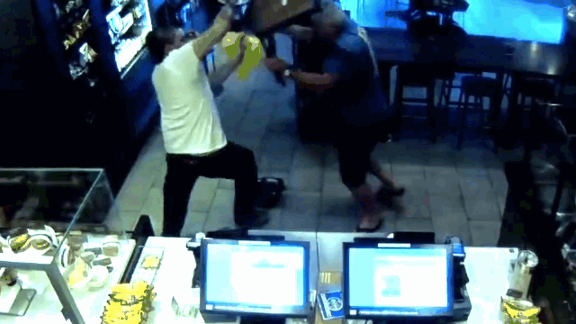 Video: Mang súng đi cướp trong cửa hàng, nam thanh niên bị thực khách hạ gục