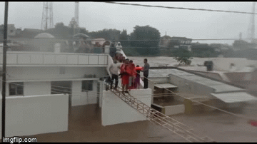 Video: Dùng khung sắt bắc cầu tạm giải cứu người dân mắc kẹt giữa dòng lũ dữ
