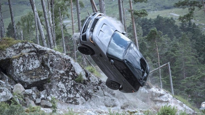 Hé lộ cảnh Range Rover rượt đuổi Land Cruiser trong 