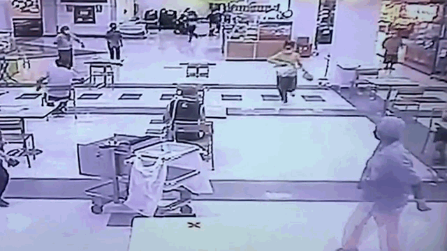 Video: Táo tợn cướp tiệm vàng, cô gái bị hạ gục nhanh chóng