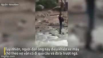 Video: Cố phóng xe máy qua chiếc cầu xập xệ, người đàn ông nhận kết cục "méo mặt"